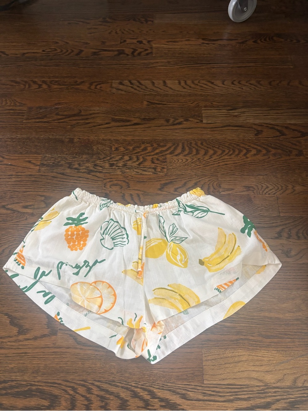 H&M White Floral-Print Elastic Waist Shorts in with yellow & Green fruit patter